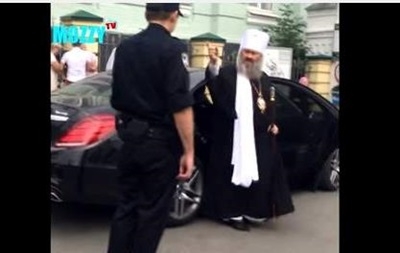 В Киеве полиция за нарушение остановила элитный Mercedes настоятеля Лавры. ВИДЕО