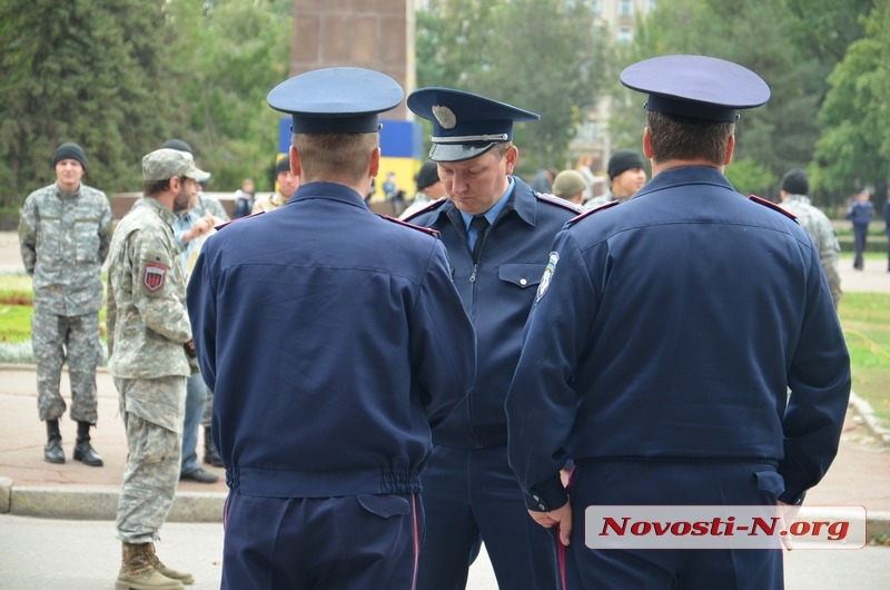 В Николаеве коммунисты под выкрики «Правого сектора» митингуют у горисполкома. ФОТО