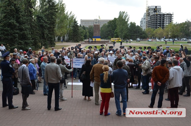 В Николаеве коммунисты под выкрики «Правого сектора» митингуют у горисполкома. ФОТО