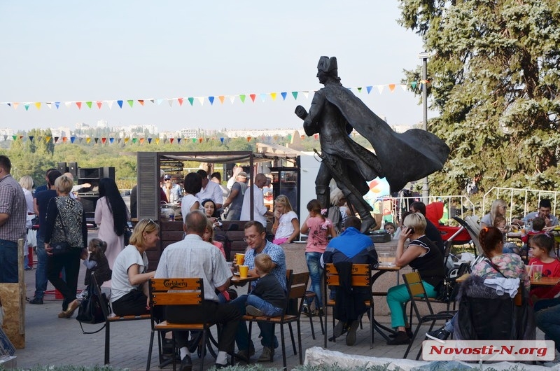 На Флотском бульваре проходит «Первый николаевский гастрономический фестиваль»