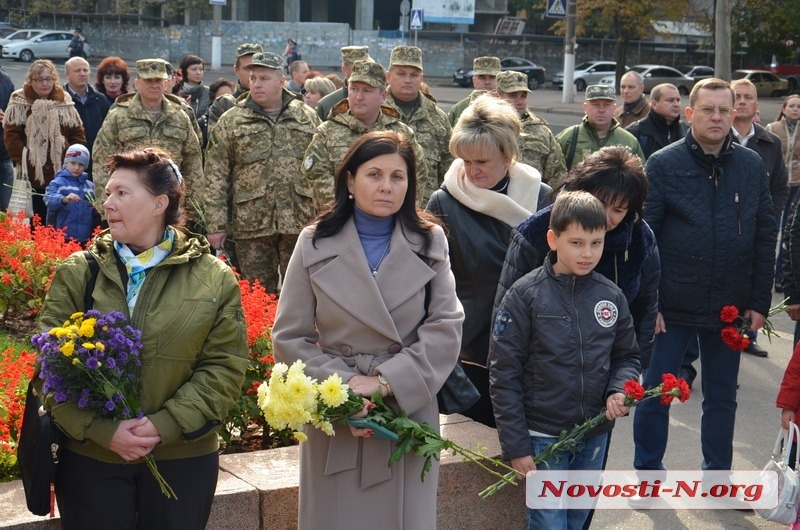 В Николаеве ко Дню защитника возложили цветы к мемориалу ольшанцам