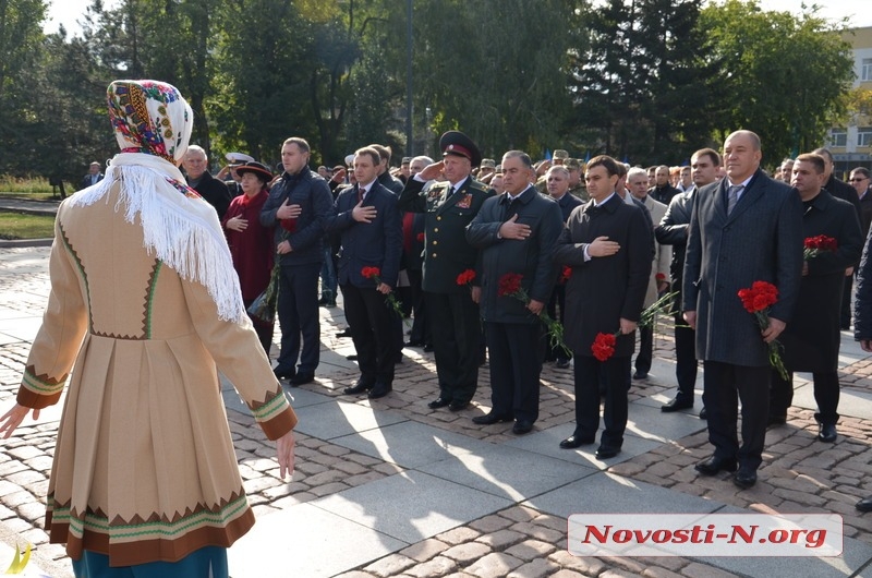 В Николаеве ко Дню защитника возложили цветы к мемориалу ольшанцам