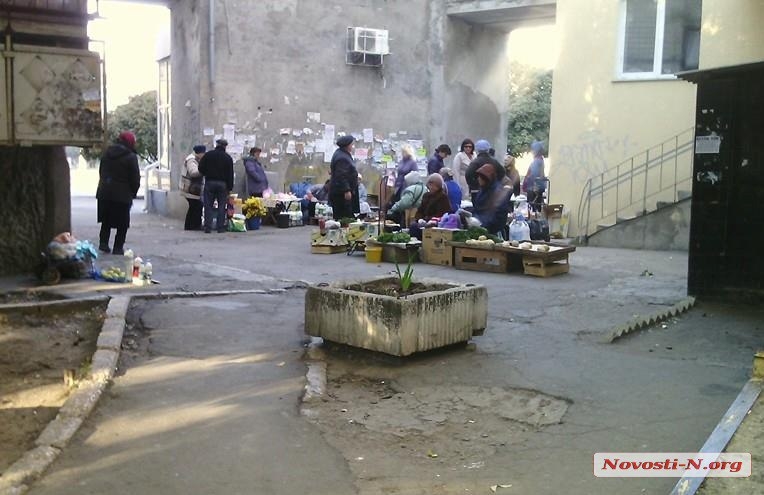 Разогнанный к приезду Порошенко стихийный рынок на площади Победы переместился во двор жилого дома