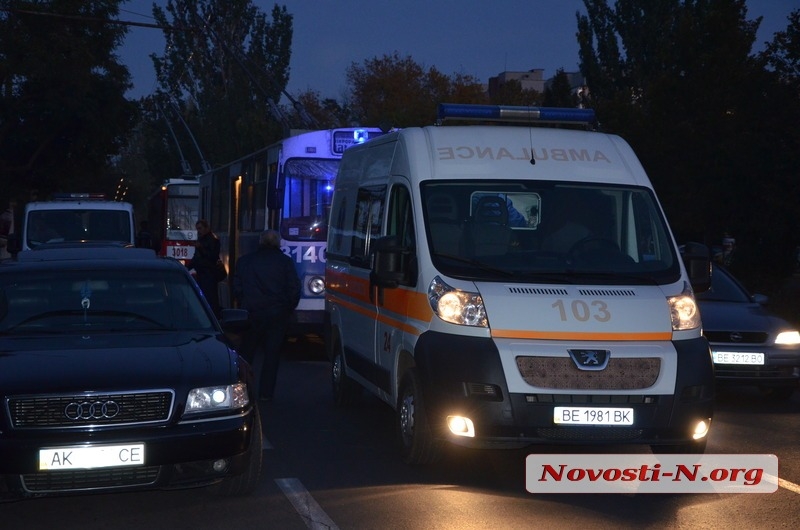 В центре Николаева «Лада» врезалась в троллейбус: пострадали женщина и ребенок