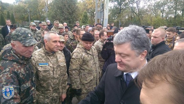 Порошенко заявил, что боевики начали отвод вооружения в Донецкой области