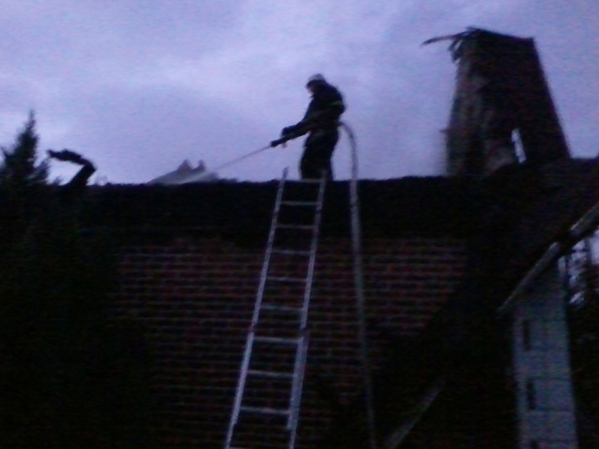 В Николаеве загорелся дом: сгорела крыша и мансардный этаж