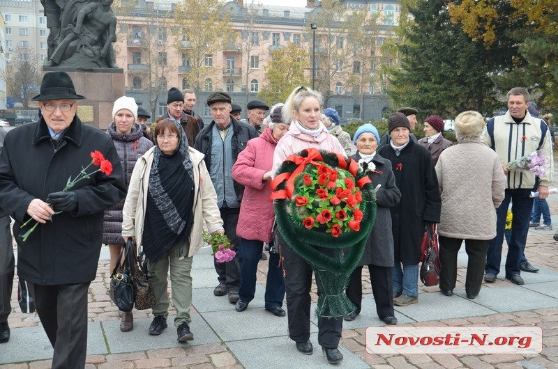 У Миколаєві річницю Жовтневої революції відзначили ходою вулицею Радянською У Миколаєві річницю Жовтневої революції відзначили ходою вулицею Радянською