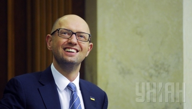 Яценюк хочет повысить зарплаты украинским чиновникам за счет ЕС