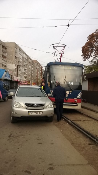 В Николаеве \"Лексус\" заблокировал движение трамваев
