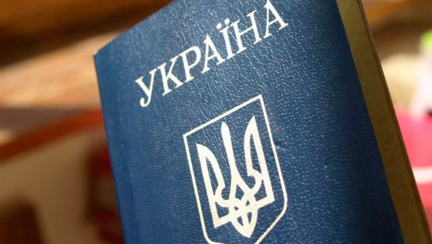 Порошенко собирается сменить в паспортах русский язык на английский