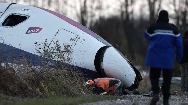 Во Франции на скорости 243 км/ч сошел с рельс поезд TGV: 11 погибших