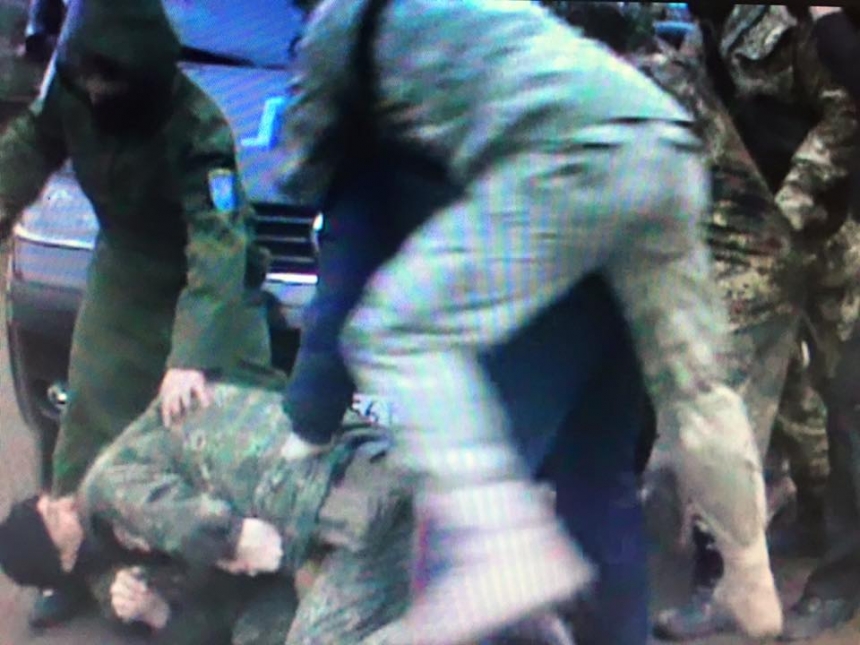  Бойцы \"Правого сектора\" во время столкновений ранили ножом полковника МВД 