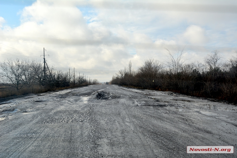 Николаев-Баштанка: под Марьянкой фуры полностью разбили дорогу. ФОТО