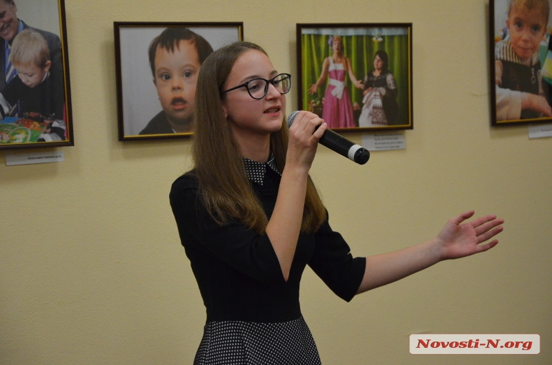 «Мама, для чего я в этом мире?»: в Николаеве открылась выставка фотографий с особенными детьми. Фоторепортаж