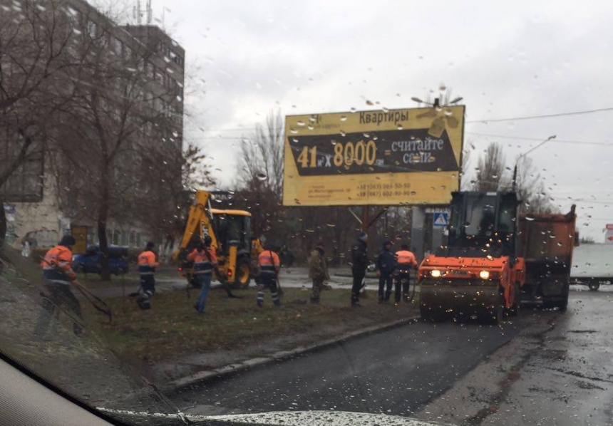  Ремонт дорог «по-николаевски» продолжается: на ул. Чигрина снова укладывают асфальт под дождем