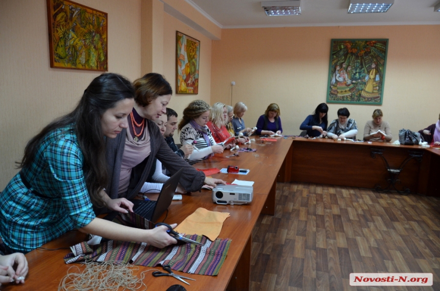 В Николаеве переселенцы научились делать «лохматые» бусы и «ляльки-мотанки».ФОТОРЕПОРТАЖ