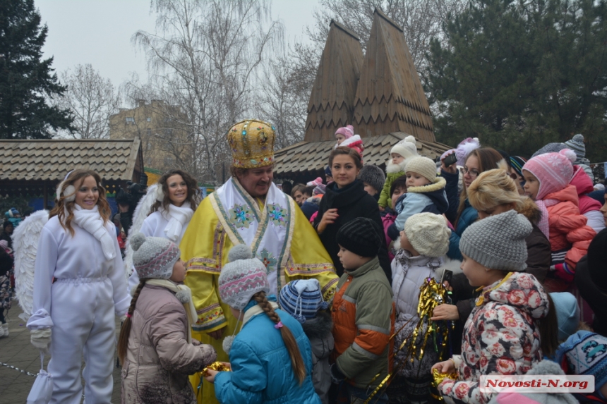 Святой Николай проехался по Николаеву на «Мерседесе» с откидным верхом