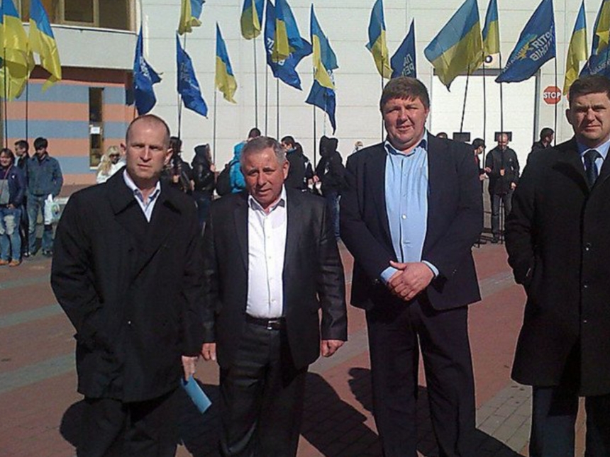 Депутат Южноукраинского горсовета Эрик Григорян раскритиковал нардепа Ливика за голосование по бюджету