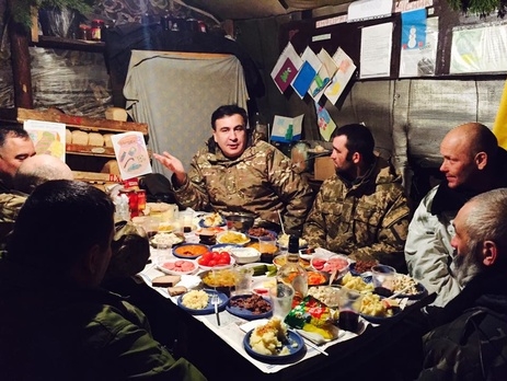 Появилось видео, как Саакашвили отпраздновал Новый год в зоне АТО