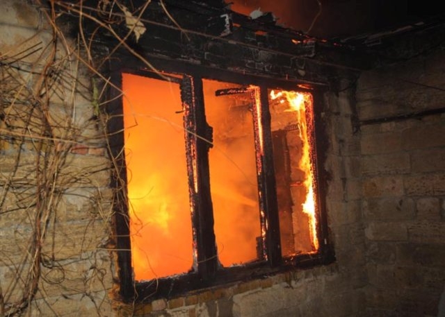 В Николаевской области из-за короткого замыкание горел жилой дом