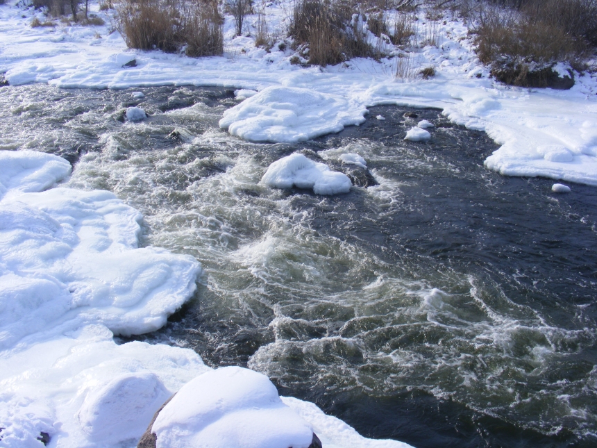 Крепкие морозы не смогли «сковать» льдом бурные потоки воды на мигейских порогах. ФОТО