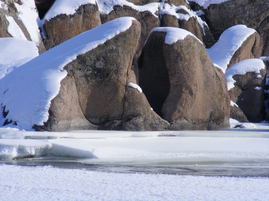 Крепкие морозы не смогли «сковать» льдом бурные потоки воды на мигейских порогах. ФОТО