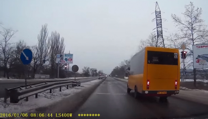 Как ездят в Николаеве: маршрутка с пассажирами три раза проехала на красный сигнал светофора