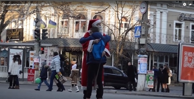 В Николаеве накануне Рождества студенты обнимали мужиков (видео)