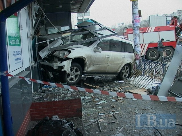 В Киеве джип влетел в витрину. Есть жертвы