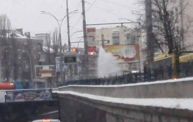 В Киеве из-за порыва водосети в воздух взметнулся четырехметровый  фонтан 