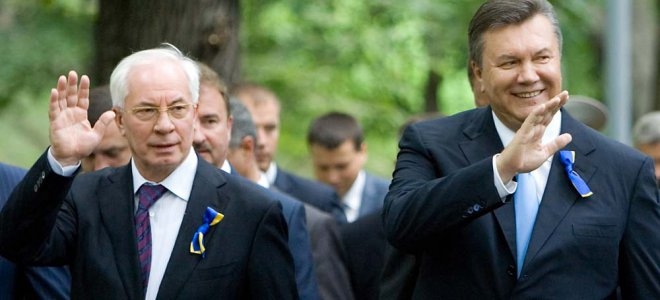 Суд арестовал пенсии Януковича и Азарова