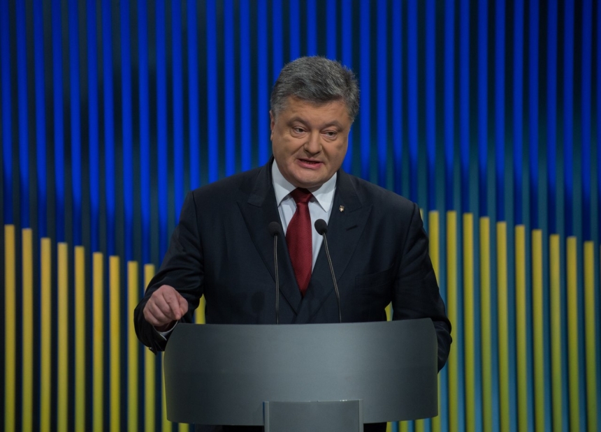 Порошенко намерен в 2016 году восстановить украинский суверенитет над Донбассом