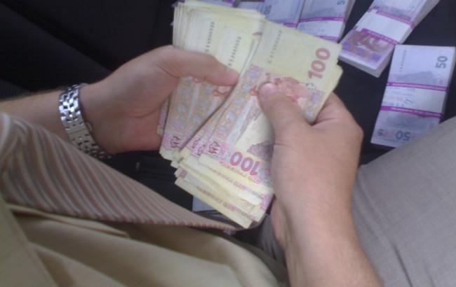 В Киеве три налоговика задержаны при получении взятки в 4 миллиона