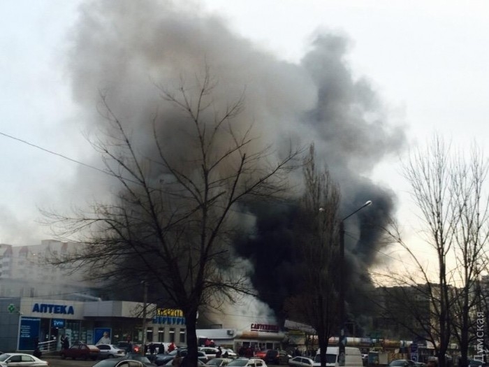 В Одессе горел рынок: район города заволокло дымом (фото)