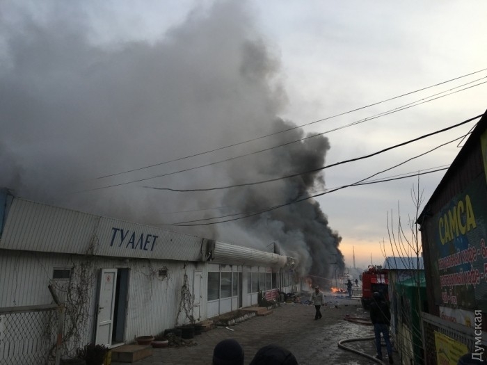 В Одессе горел рынок: район города заволокло дымом (фото)