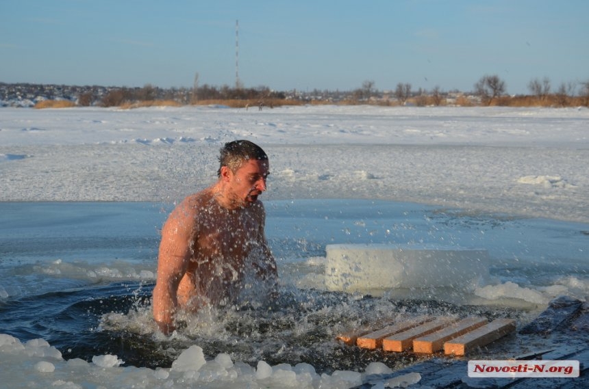 Как николаевские депутаты в проруби купались. ФОТОРЕПОРТАЖ