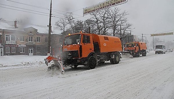 В Николаеве снова выпал снег: техника всю ночь чистила дороги города