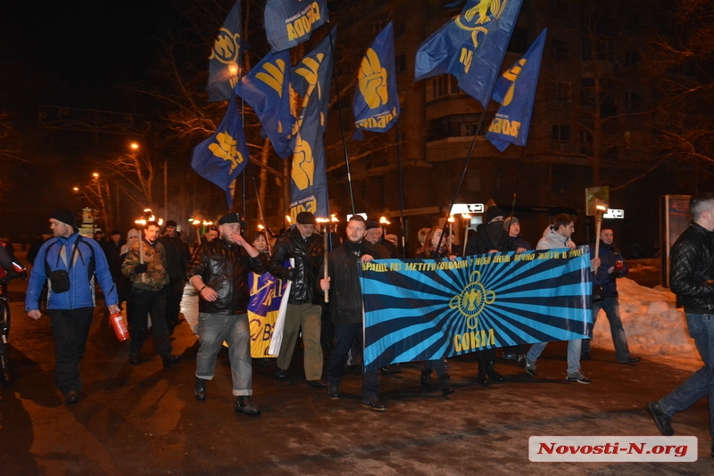 «Мы должны помнить о подвиге героев»: в Николаеве состоялось факельное шествие в память погибших под Крутами