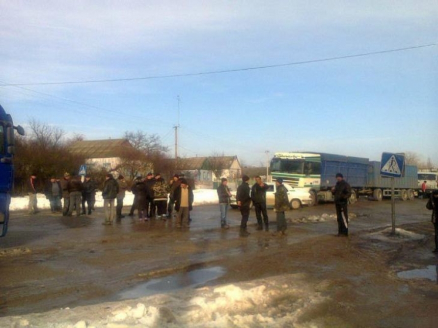 В село на Николаевщине, где люди перекрыли трассу, выезжает руководство области