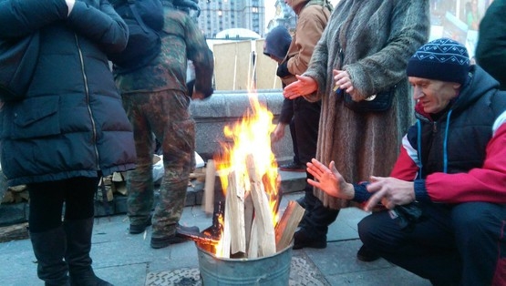 На Майдане в Киеве жгут костры и ругают власть