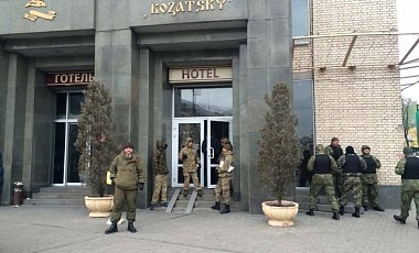 В Киеве в захваченный отель приезжало руководство МВД и Минобороны