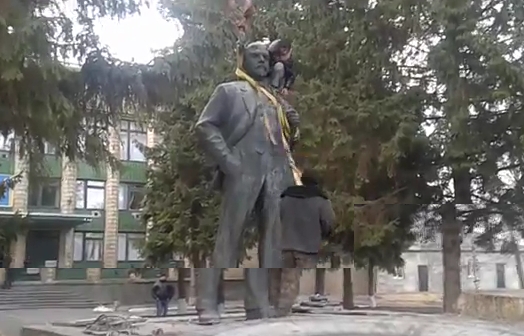 Во Врадиевке «Правый сектор» повалил памятник Ленину. ВИДЕО