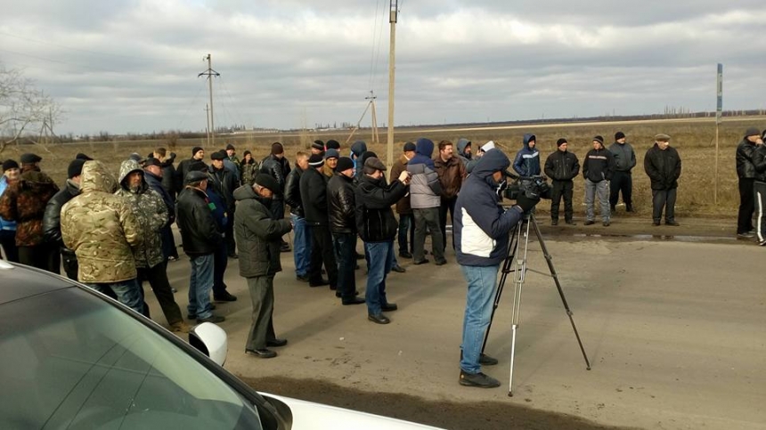 На Николаевщине трассу перекрыли бетонными глыбами