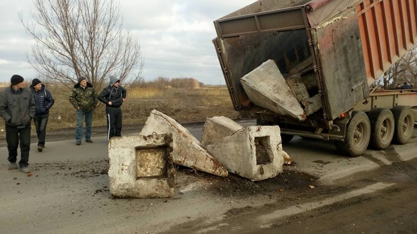 На Николаевщине трассу перекрыли бетонными глыбами