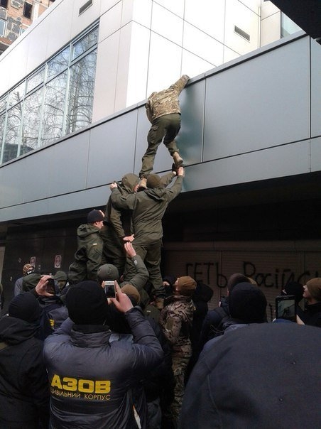 В Киеве бойцы \"Азова\" заблокировали здание телеканала \"Интер\". ФОТО