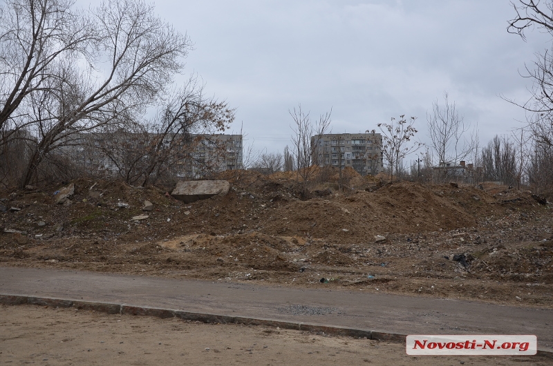 «Памятники депутатским истуканам» и огромная свалка: светит ли Центральному стадиону в Николаеве новенькое поле?