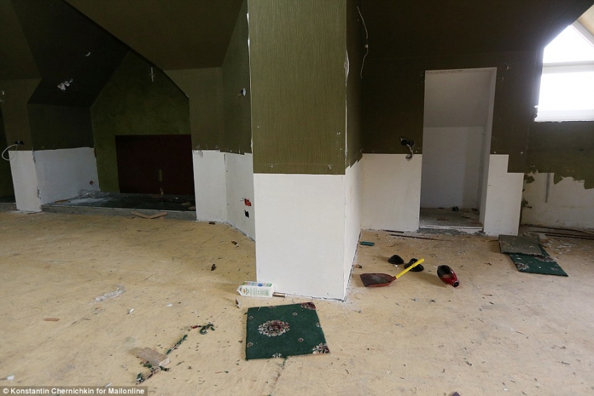 Английские журналисты показали, как сегодня выглядит разграбленный особняк беглого Пшонки