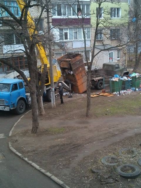 В Николаеве у мусоровоза прямо во дворе оторвался контейнер