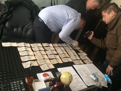 Начальнику Первомайского водоканала, задержанному при получении взятки, сообщили о подозрении
