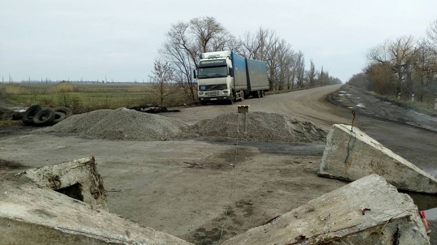 Яценюк заявил, что в 2016 году отремонтируют скандальную трассу "Днепропетровск-Николаев"